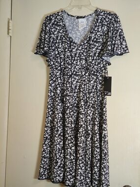 Sami & Jo Black and White Floral V-Neck Midi Dress